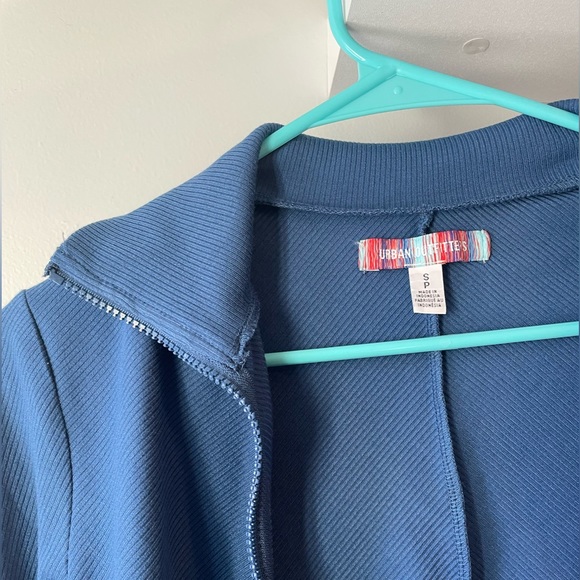 Cropped Urban Outfitters Zip Up - Picture 4 of 4